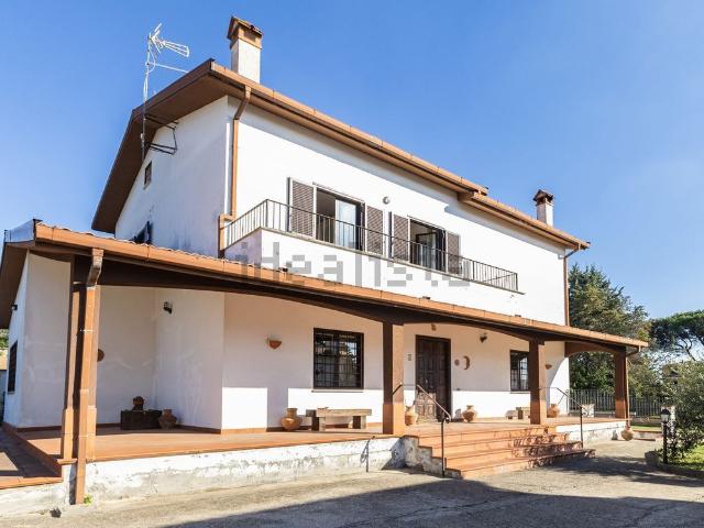 Case e ville in vendita di 380 m² in Via Laglio