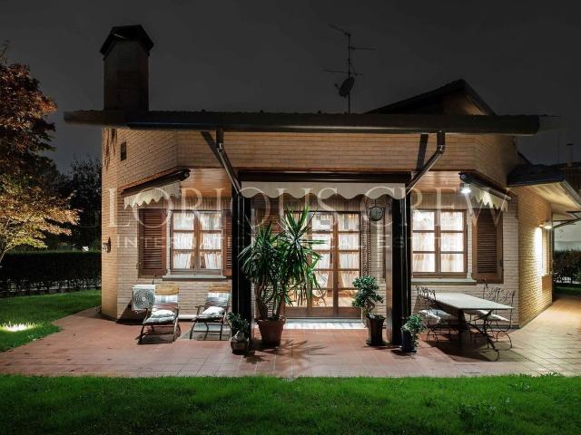 Case e ville in vendita di 305 m² in Via Monte Rosa, 8