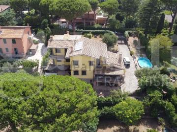 Case e ville in vendita di 380 m² in Via Montecrescenzio, 18