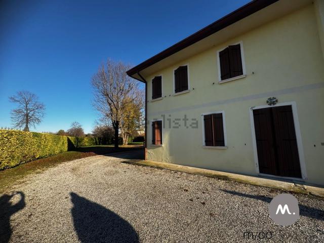 Case e ville in vendita di 380 m² in Via Magnadola, 78