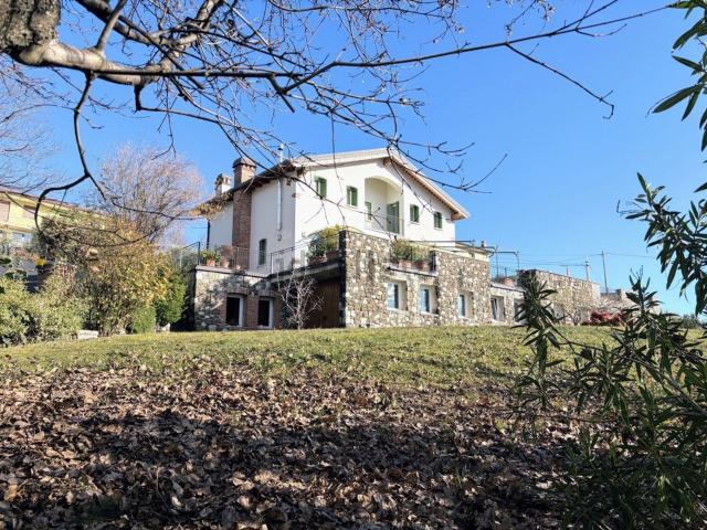 Case e ville in vendita di 380 m² in Via Marezzane, 6