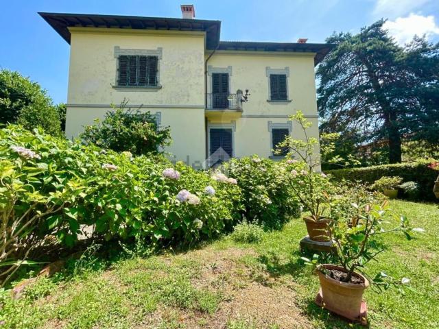 Case e ville in vendita di 380 m² in Via Massimo D&apos Azeglio, 76