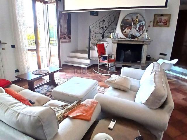 Case e ville in vendita di 380 m² in Via Novara