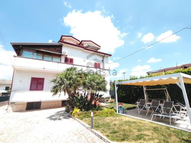 Case e ville in vendita di 380 m² in Via San Salvatore, 42