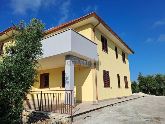 Case e ville in vendita di 380 m² in Via Santi Adamini, 8