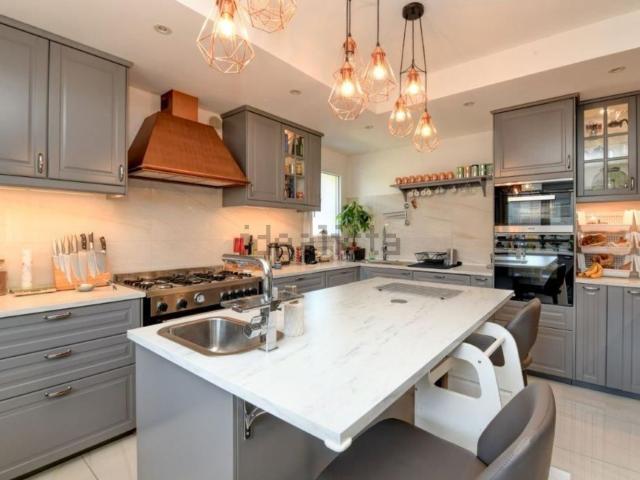Case e ville in vendita di 380 m² in Via Pola