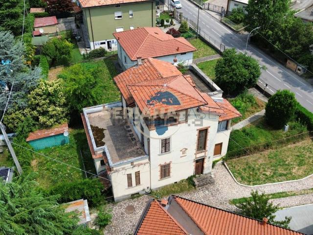 Case e ville in vendita di 380 m² in Via Pietro Ruggeri da Stabello