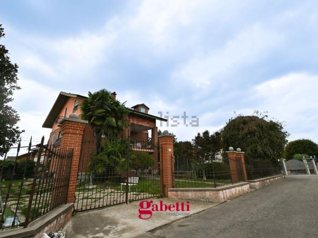 Case e ville in vendita di 380 m² in Via Torre San Giorgio, 2