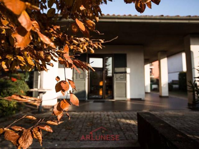 Case e ville in vendita di 380 m² in Via Umberto I