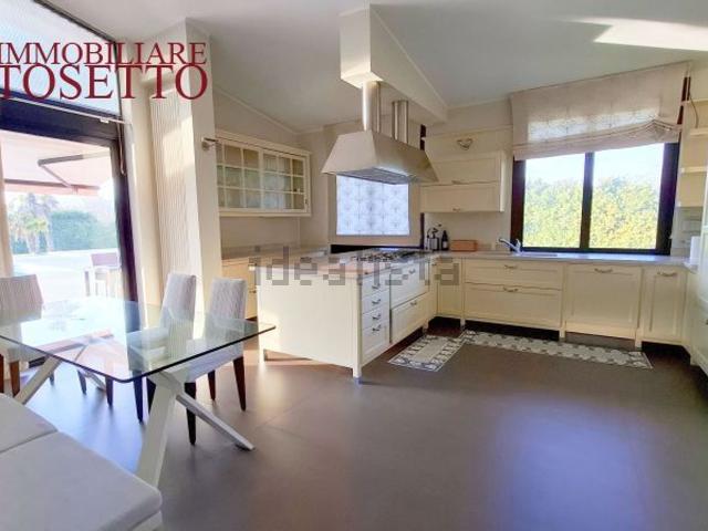 Case e ville in vendita di 380 m² in Via Vecchia Ferriera