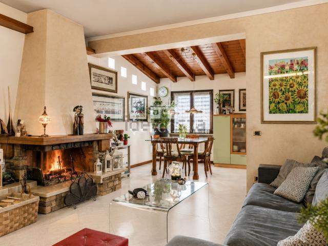 Case e ville in vendita di 380 m² in Via Vespucci, 7