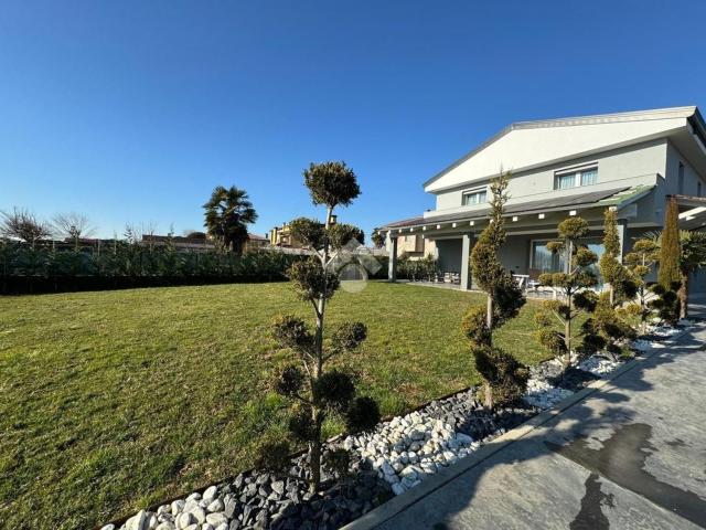 Case e ville in vendita di 380 m² in Via Vittorio Veneto, 60