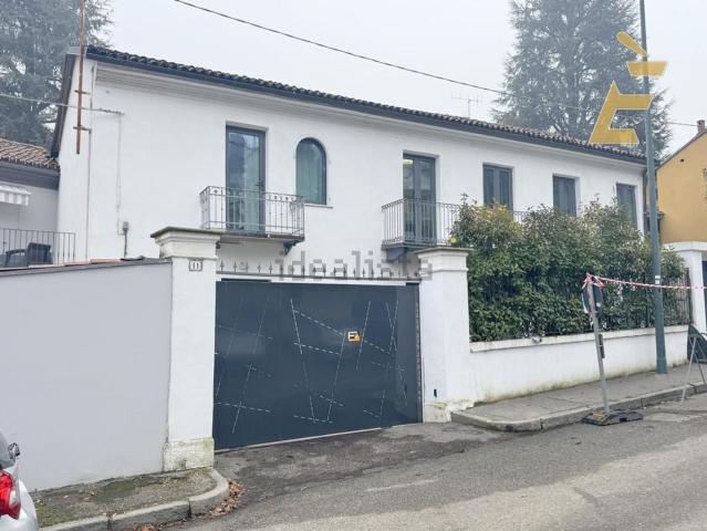 Case e ville in vendita di 380 m² in Viale XXV Aprile, 11