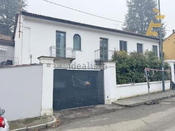 Case e ville in vendita di 380 m² in Viale XXV Aprile, 11