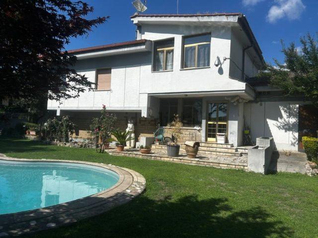 Case e ville in vendita di 380 m² in Viale Antonio Gramsci, 32