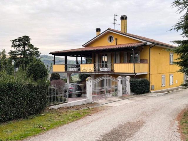 Case e ville in vendita di 380 m² in Contrada Collelungo, 11