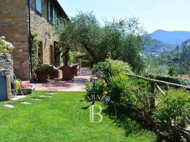 Case e ville in vendita di 380 m² in Frazione Castelli, 112