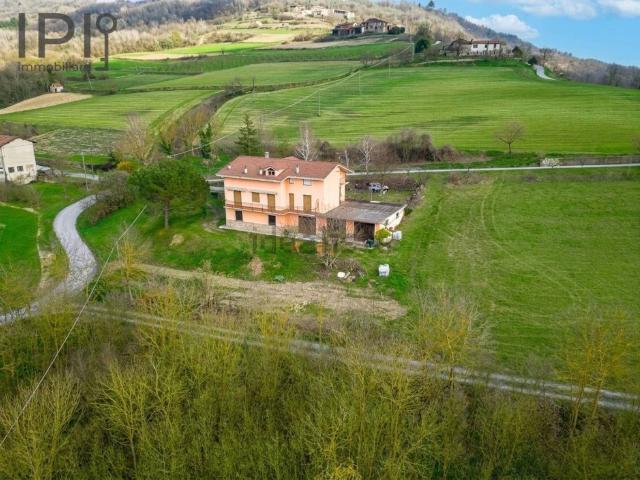 Case e ville in vendita di 380 m² in Località Bricco, 2