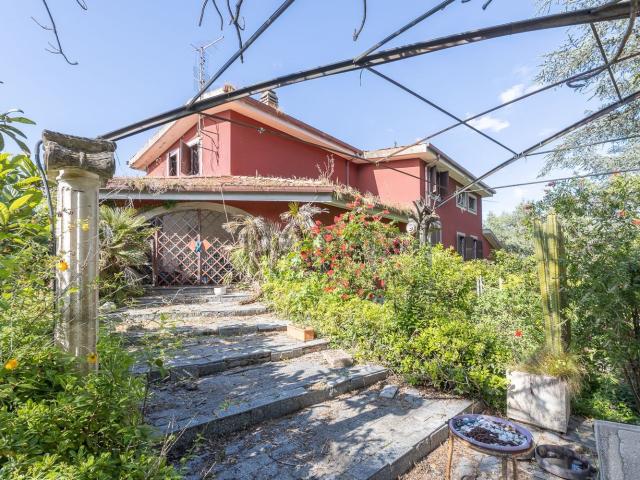 Case e ville in vendita di 380 m² in Località macchie, 1019