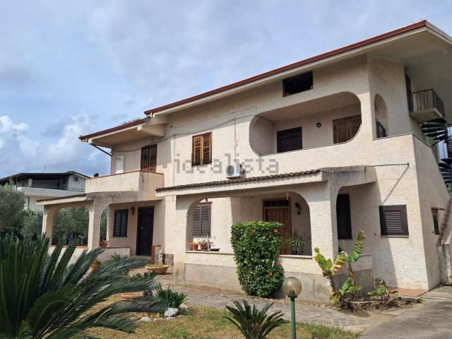 Case e ville in vendita di 380 m² in Località Ruggero