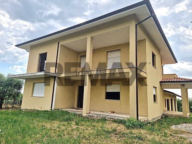 Case e ville in vendita di 380 m² in Strada Comunale Carloni, 43