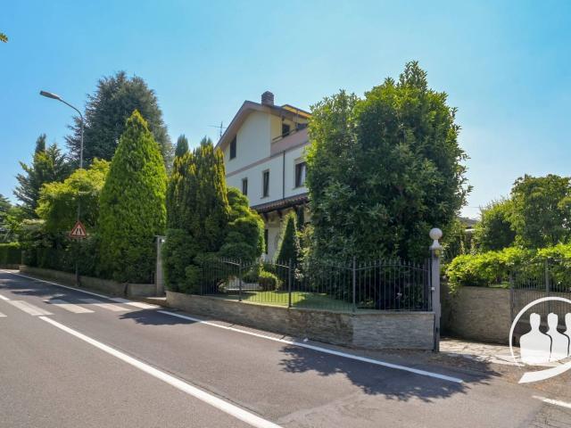 Case e ville in vendita di 380 m² in Strada Contessa, 34