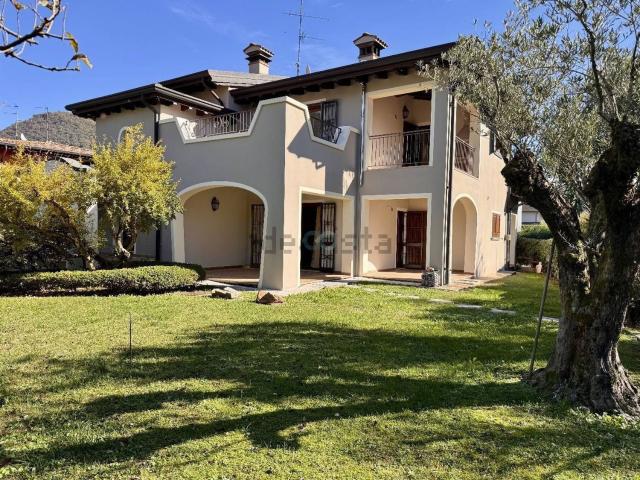 Case e ville in vendita di 381 m² in Via Carnighe