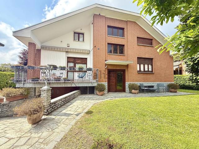 Case e ville in vendita di 381 m² in Via G. Rossini, 13