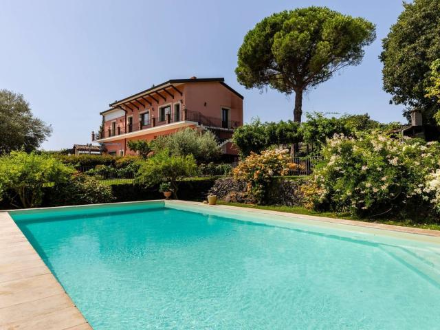 Case e ville in vendita di 381 m² in Via D&apos Amico