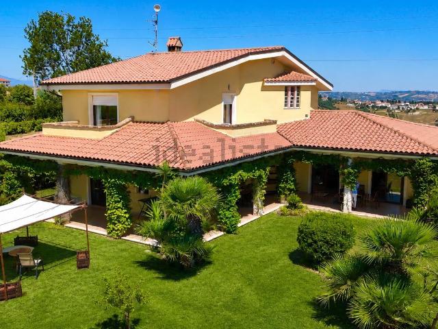 Case e ville in vendita di 381 m² in Via TANESI