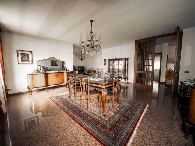Case e ville in vendita di 382 m² in Via Giacomo Leopardi, 10