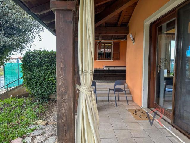 Case e ville in vendita di 382 m² in Via Giovane Italia