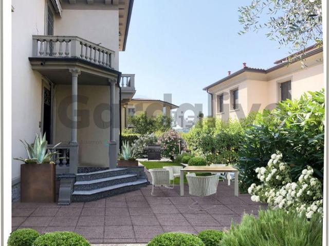 Case e ville in vendita di 382 m² in Via IV Novembre, 20