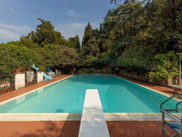 Case e ville in vendita di 383 m²