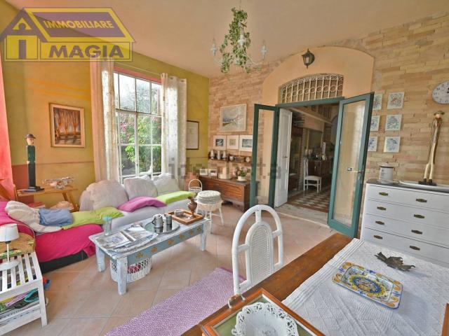 Case e ville in vendita di 383 m² in Via Burrone, 4