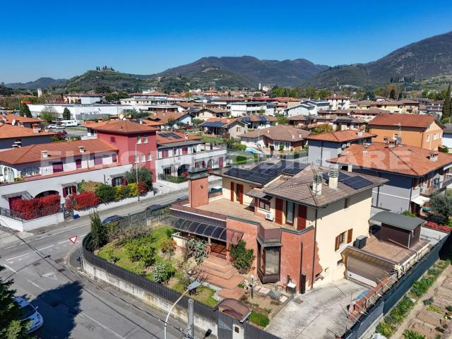 Case e ville in vendita di 383 m² in Via Venezia, 16