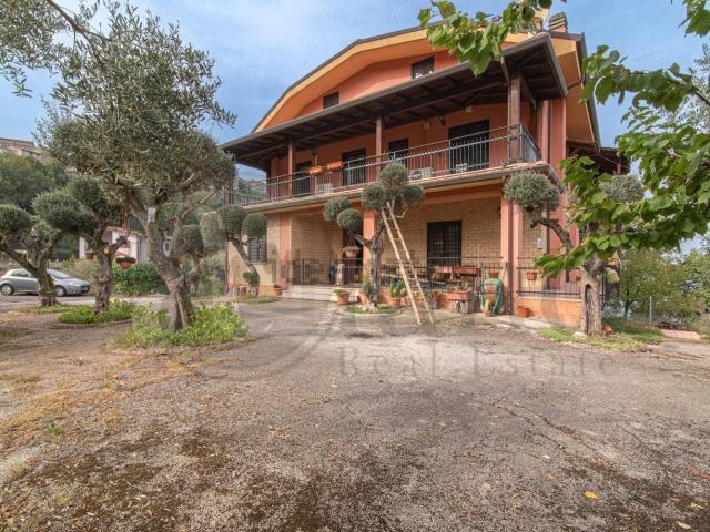 Case e ville in vendita di 384 m²