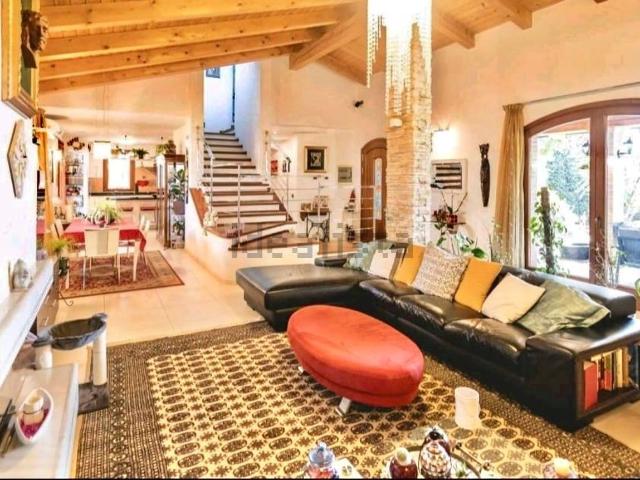 Case e ville in vendita di 384 m² in Via Ernani