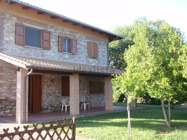 Case e ville in vendita di 384 m² in Via Fratelli Cairoli