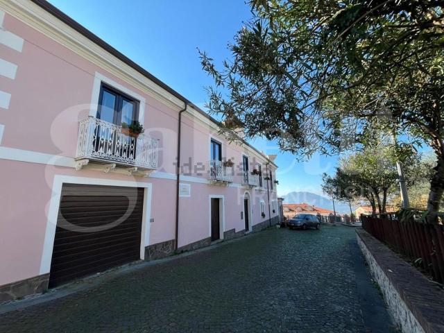 Case e ville in vendita di 384 m² in Piazza Umberto I, 32