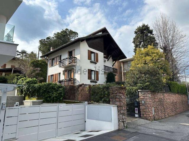 Case e ville in vendita di 385 m² in Via Asiago, 57