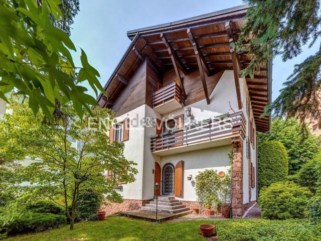 Case e ville in vendita di 385 m² in Via Asiago