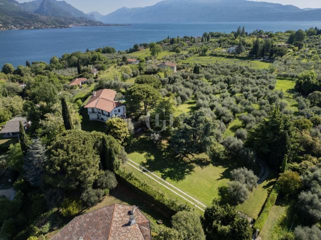 Case e ville in vendita di 385 m² in Via Benaco, 5
