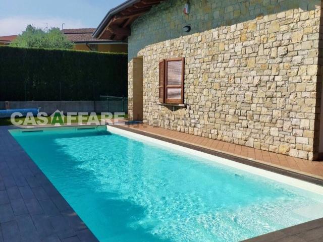 Case e ville in vendita di 385 m² in Via G. Marconi