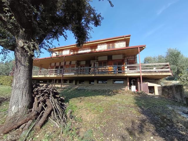 Case e ville in vendita di 385 m² in Via Giovanni Battista Gigli, 2