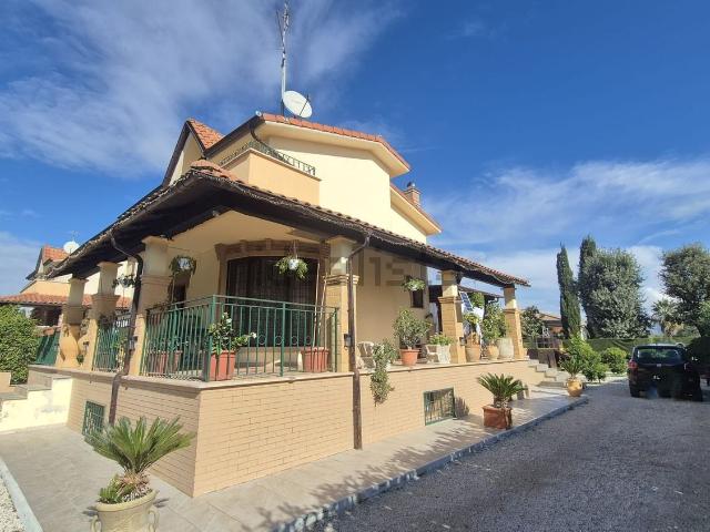 Case e ville in vendita di 385 m² in Via Firenze