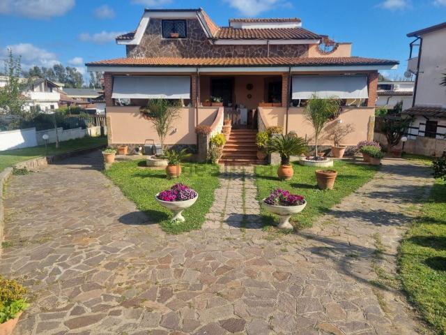 Case e ville in vendita di 385 m² in Via Mosca