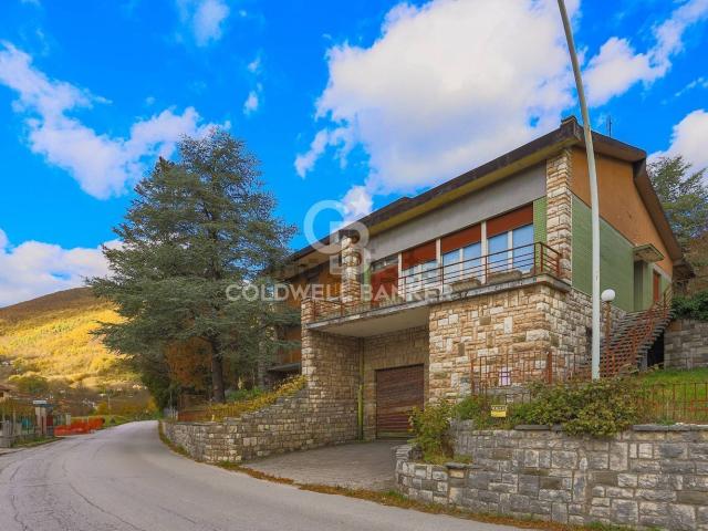 Case e ville in vendita di 385 m² in Via Martiri della Resistenza