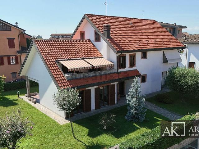 Case e ville in vendita di 385 m² in Via Nazioni Unite, 27