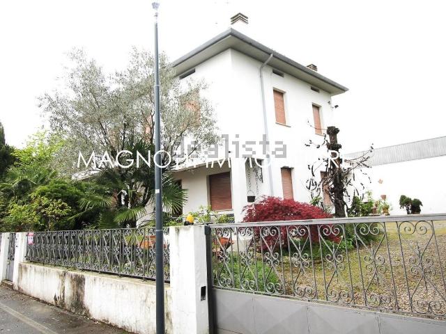 Case e ville in vendita di 385 m² in Via Raffaello Sanzio